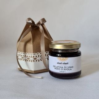 Bomboniera enogastronomica con gelatina di vino Nero d’Avola, conserva siciliana dolce da 100 grammi in vasetto di vetro, prodotto tipico siciliano in vendita su ciuriciuri.shop