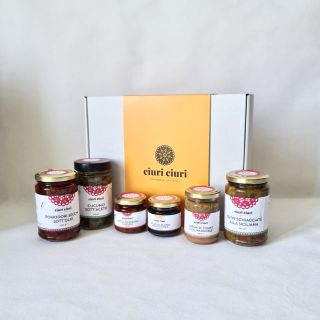 Box degustazione di prodotti tipici siciliani in vasetti di vetro e altre conserve siciliane in vendita su ciuriciuri.shop