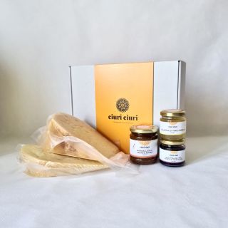 Box degustazione di formaggi tipici siciliani e conserve siciliane in vasetti di vetro in vendita su ciuriciuri.shop
