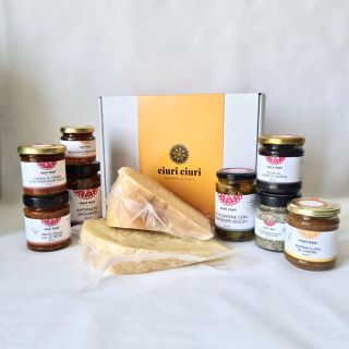 Box degustazione di conserve siciliane in vasetti di vetro e formaggi tipici siciliani in vendita su ciuriciuri.shop