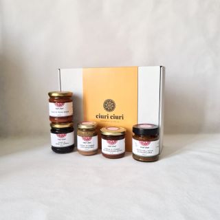 Box degustazione di conserve siciliane in vasetti di vetro e altri prodotti tipici siciliani in vendita su ciuriciuri.shop