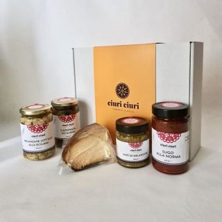 Box degustazione di conserve siciliane in vasetti di vetro e un formaggio tipico siciliano in vendita su ciuriciuri.shop